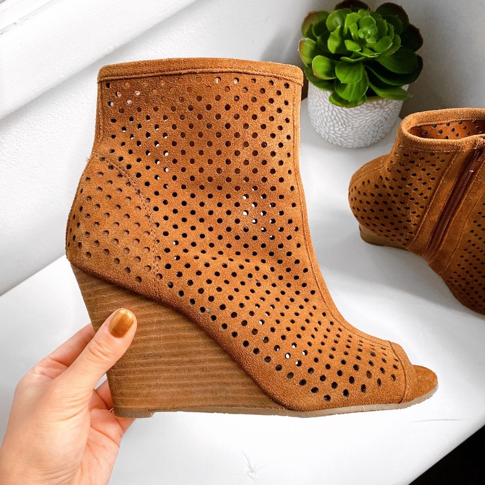🍂 CARLOS SANTANA SUEDE LEATHER PERFORATED OPEN TOE WEDGE BOOTIES!